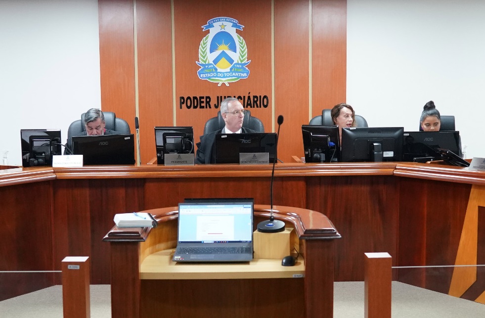 Câmara Criminal retratada de frente com a presença do presidente, desembargador Pedro Nelson, o procurador Marco Antonio e a secretária Maria Sueli Cury