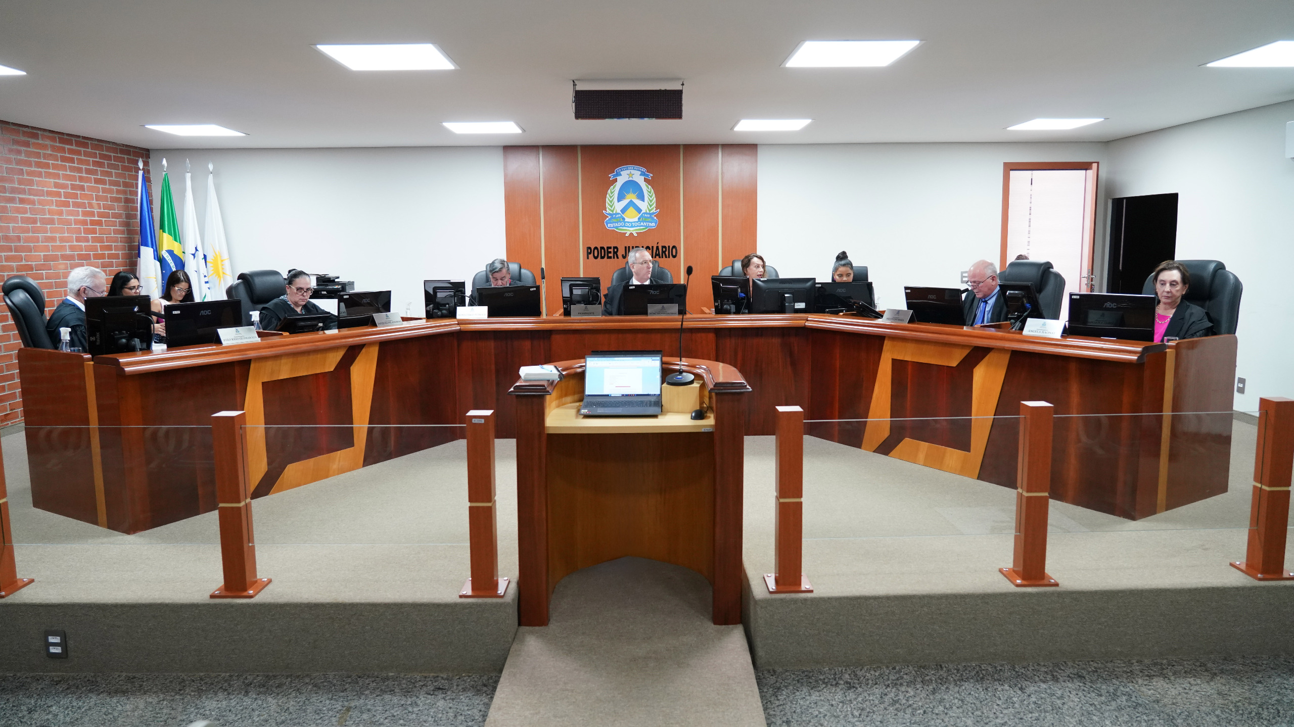 Visão frontal da 2ª Câmara Criminal do Tribunal de Justiça, com a disposição de magistrados ao fundo e o espaço da defesa oral dos advogados na parte frontal