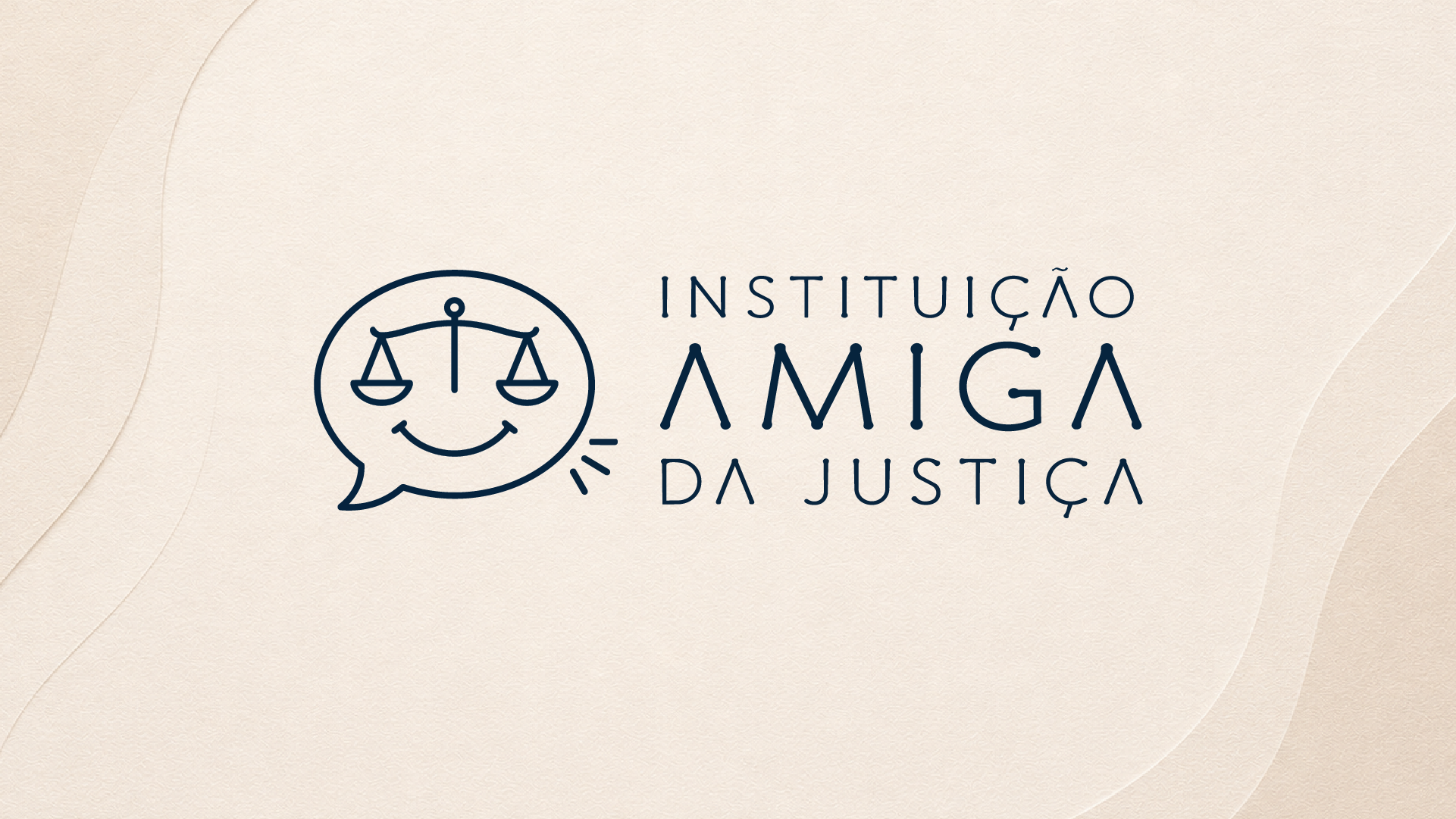 Fachada lateral do Tribunal de Justiça do Tocantins, com estrutura em tijolos aparentes, vegetação na parte frontal e céu parcialmente nublado ao fundo.