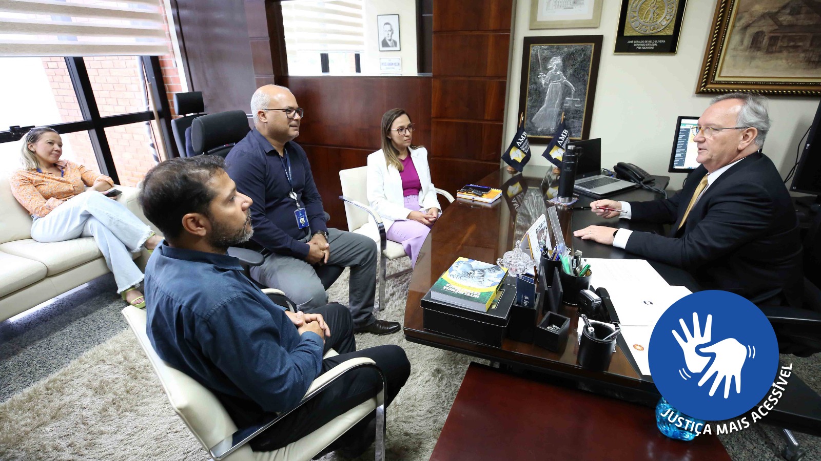 Desembargador Pedro Nelson, de paletó preto, com integrantes da Detinf e Eproc