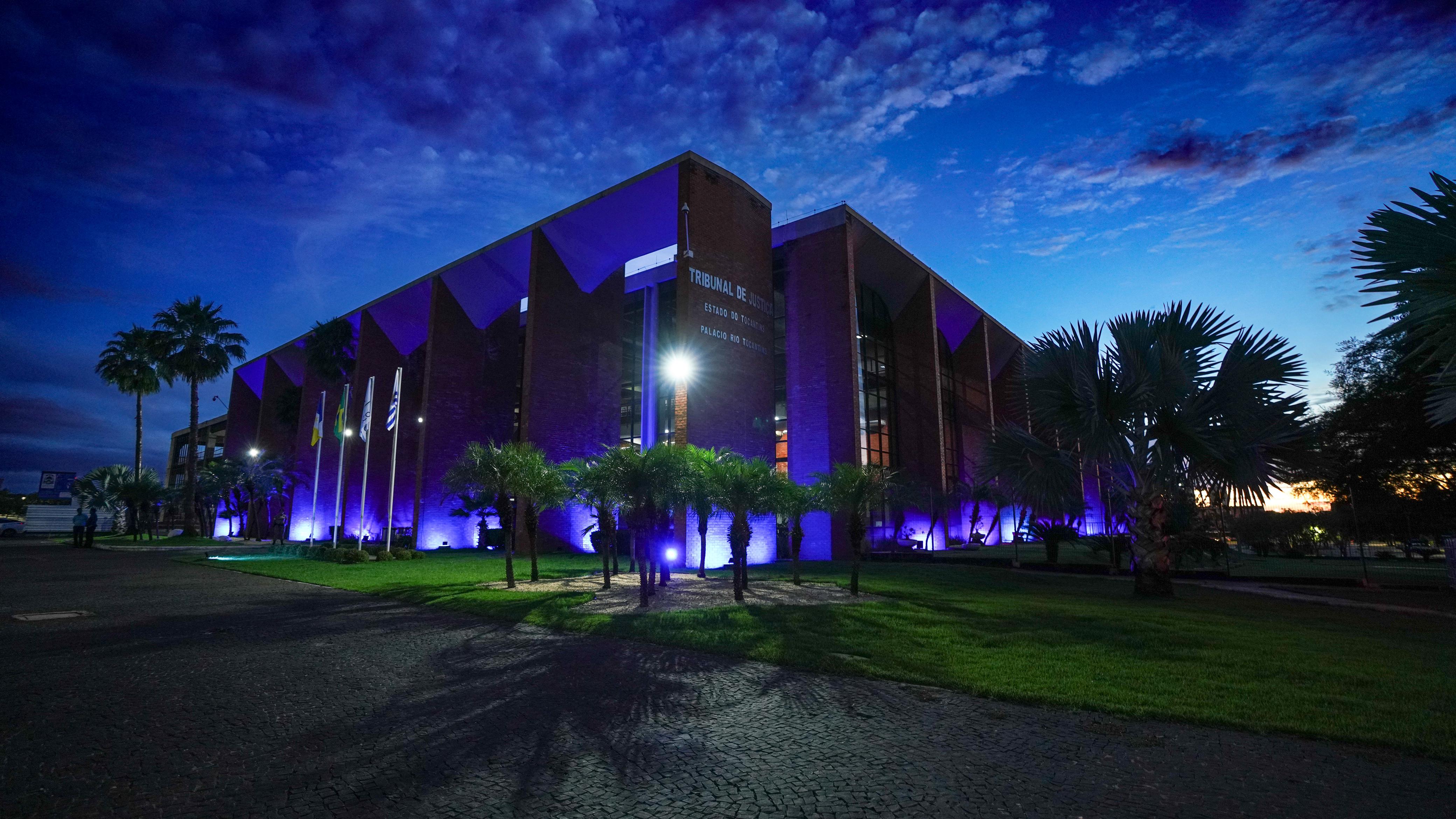 Fachada do Tribunal de Justiça do Tocantins iluminada na cor azul