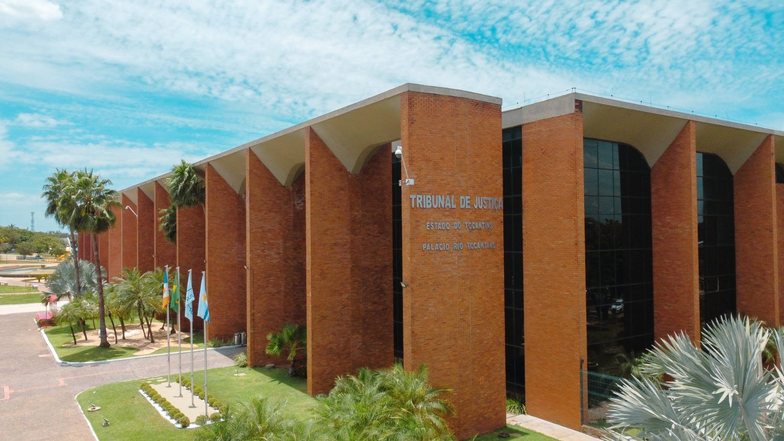 Vista lateral da sede do Tribunal de Justiça do Tocantins, mostrando o Palácio Rio Tocantins no centro da Praça dos Girassois
