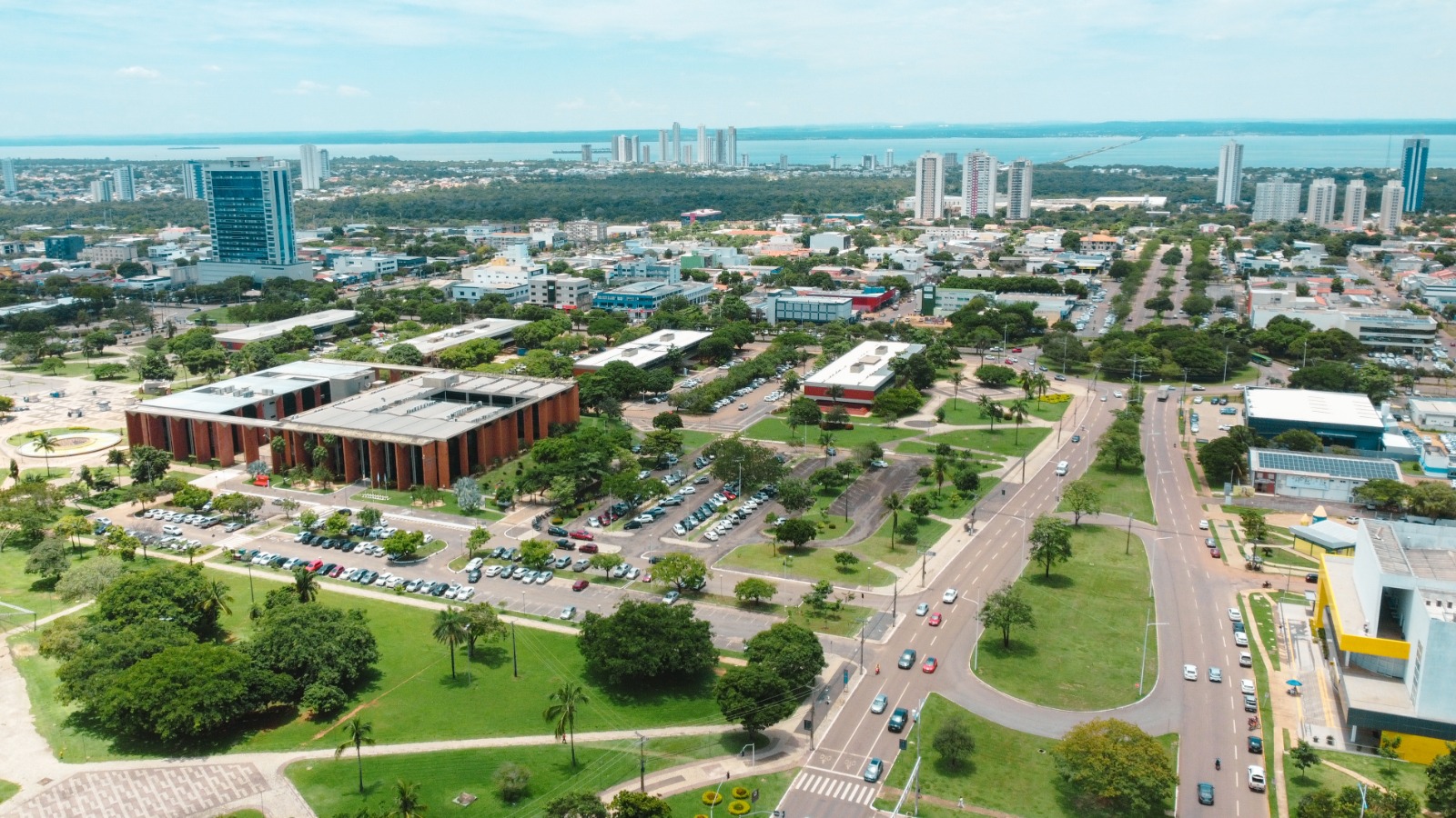 Vista áera da sede do Tribunal de Justiça do Tocantins, mostrando o Palácio Rio Tocantins no centro da Praça dos Girassois