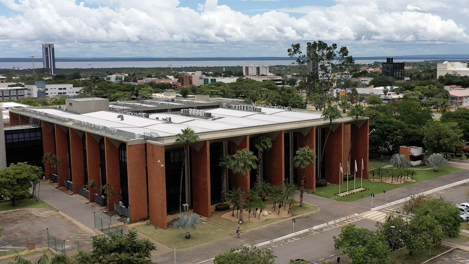Vista áera da sede do Tribunal de Justiça do Tocantins, mostrando o Palácio Rio Tocantins no centro da Praça dos Girassois