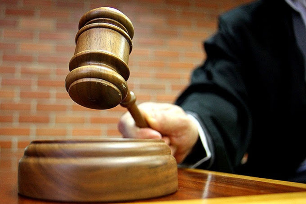Imagem colorida que mostra a mão de juiz batendo um martelo de Justiça 