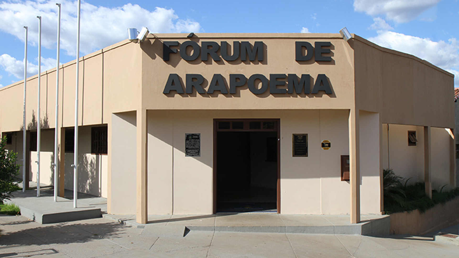 Fotografia colorida da fachada do fórum da Comarca de Arapoema 
