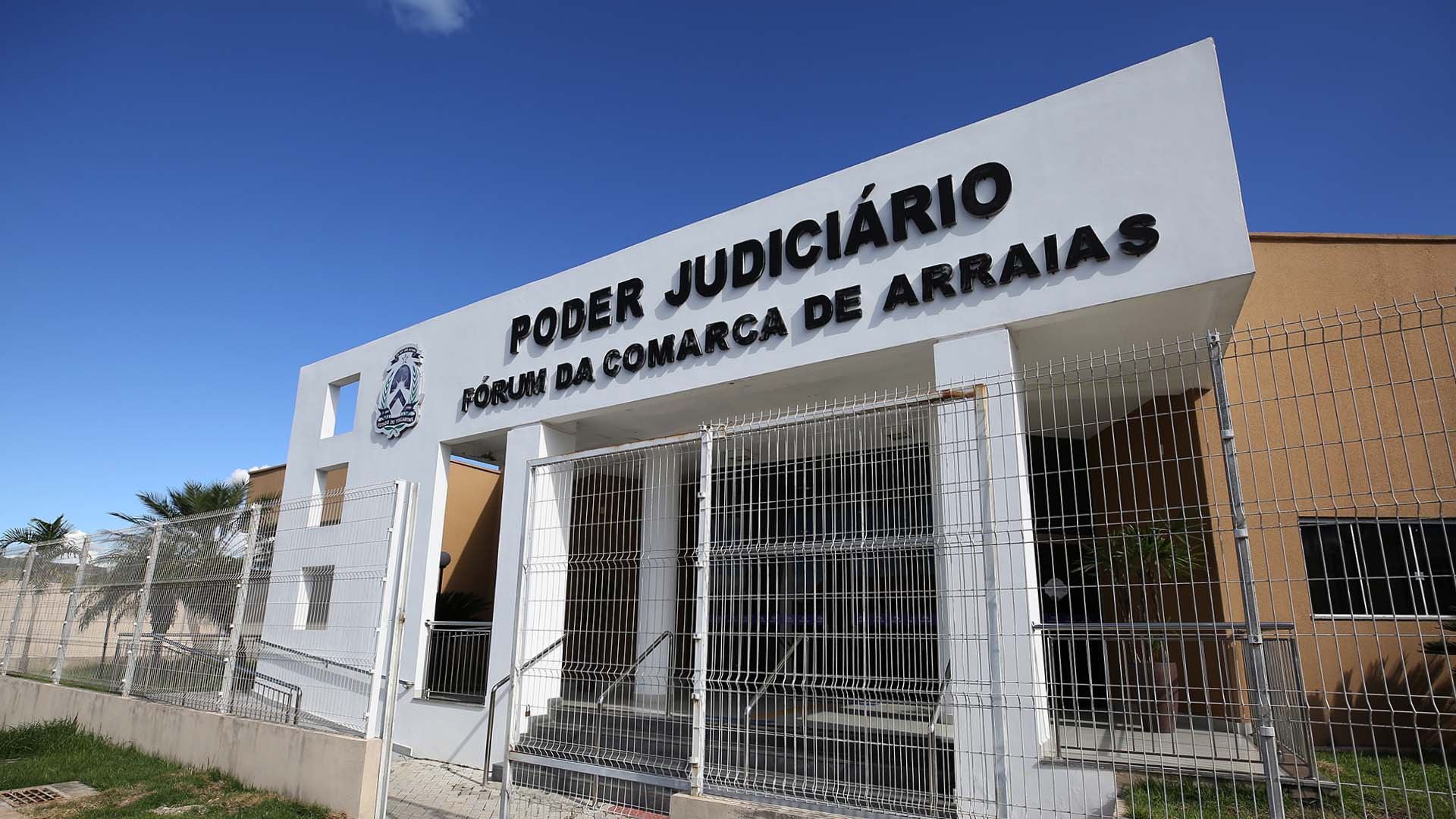 Fachada principal do fórum de Arraias com perspectiva frontal e vista do alambrado, colunas de sustentação do pórtico branco com letreiro na cor preta