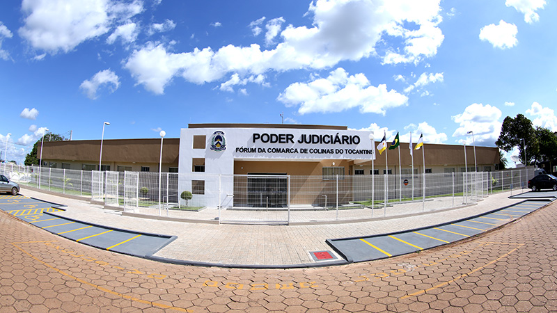 Imagem mostra a fachada do Fórum de Colinas; a sede tem cores branca, marrom e grades