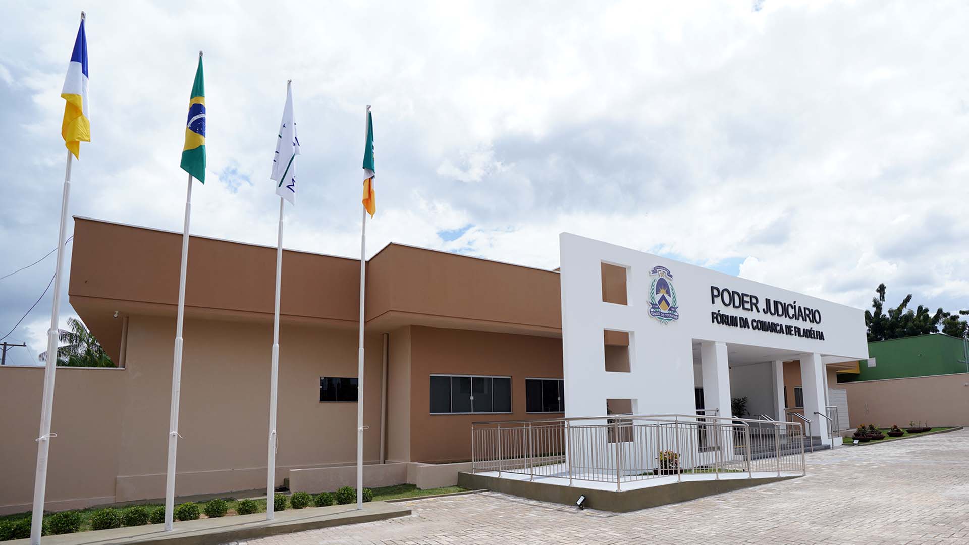 Fachada do prédio do Fórum de Filadélfia, da perspectiva lateral, com vista das colunas e fachada na cor branca e paredes marrons, janelas com vidraças espelhadas