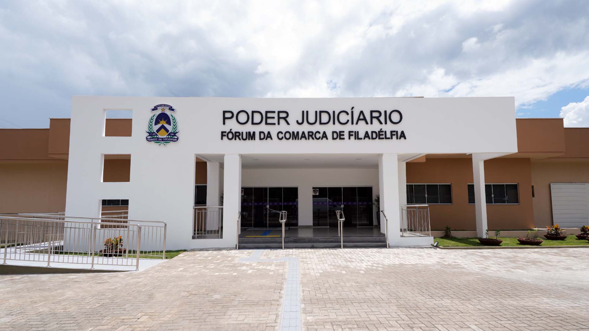 Fachada do prédio da Comarca de Filadélfia. Estrutura pintada nas cores branca e marron, portas e janelas em vidro escuro e, à frente, o nome: Poder Judiciário Fórum da Comarca de Filadélfia, com o brasão do Poder Judiciário