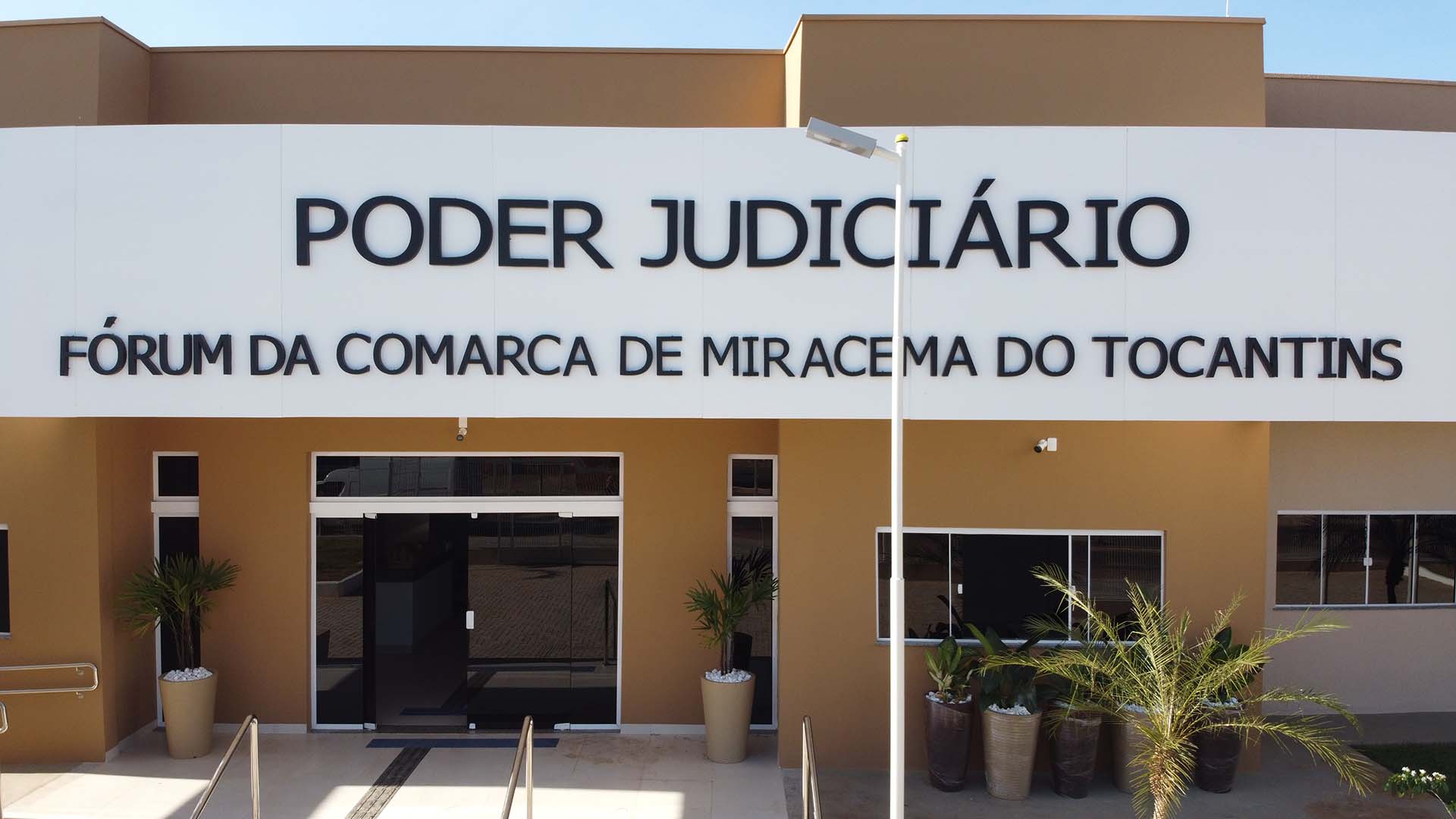 Foto da fachada da Comarca de Miracema