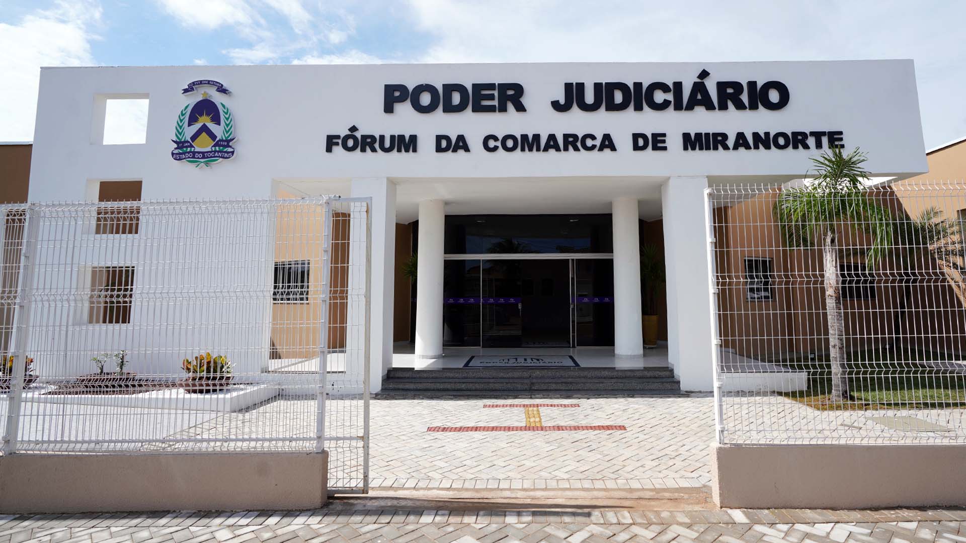 Fotografia colorida da fachada da comarca de Miranorte 