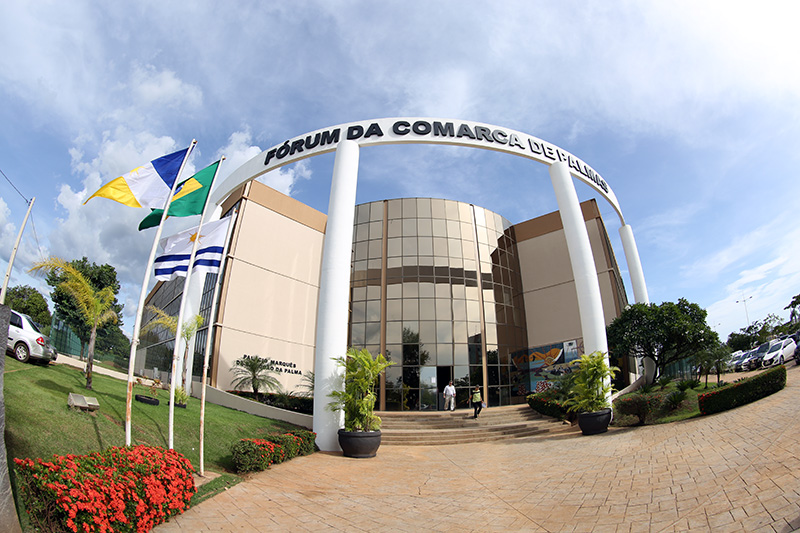 Fotografia colorida do prédio do fórum de Palmas