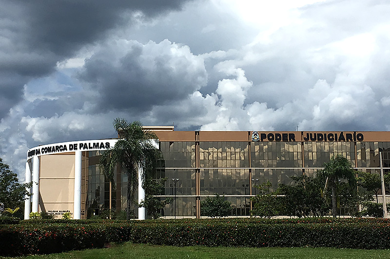 Fachada principal do fórum de Palmas com perspectiva distorcida na forma de 'olho de peixe'