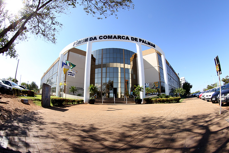 Fachada principal do fórum de Palmas com perspectiva distorcida na forma de 'olho de peixe'