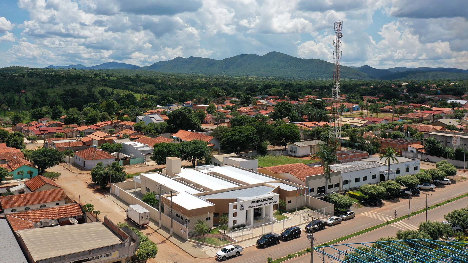 Vista aérea do fórum de Palmeirópolis com perspectiva aérea mostrando edifício no meio da cidade