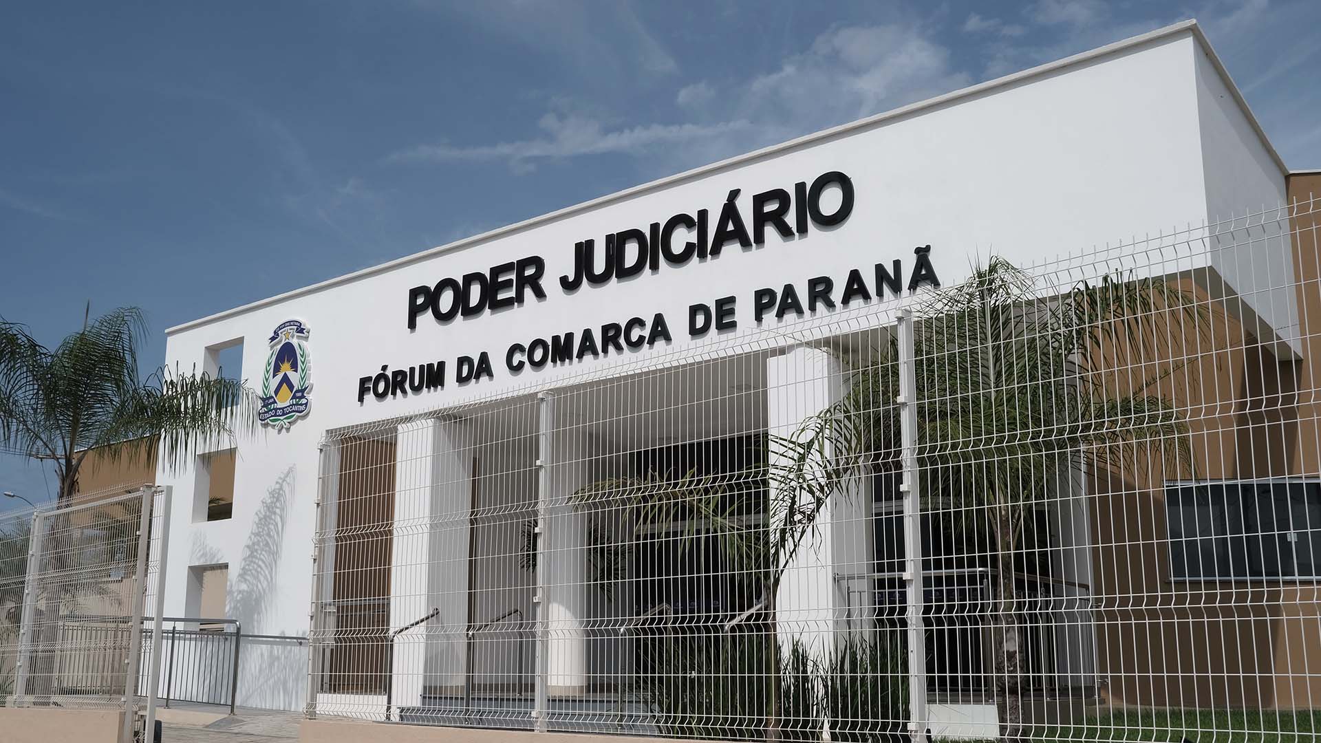 Fotografia colorida da fachada do fórum da Comarca de Paranã