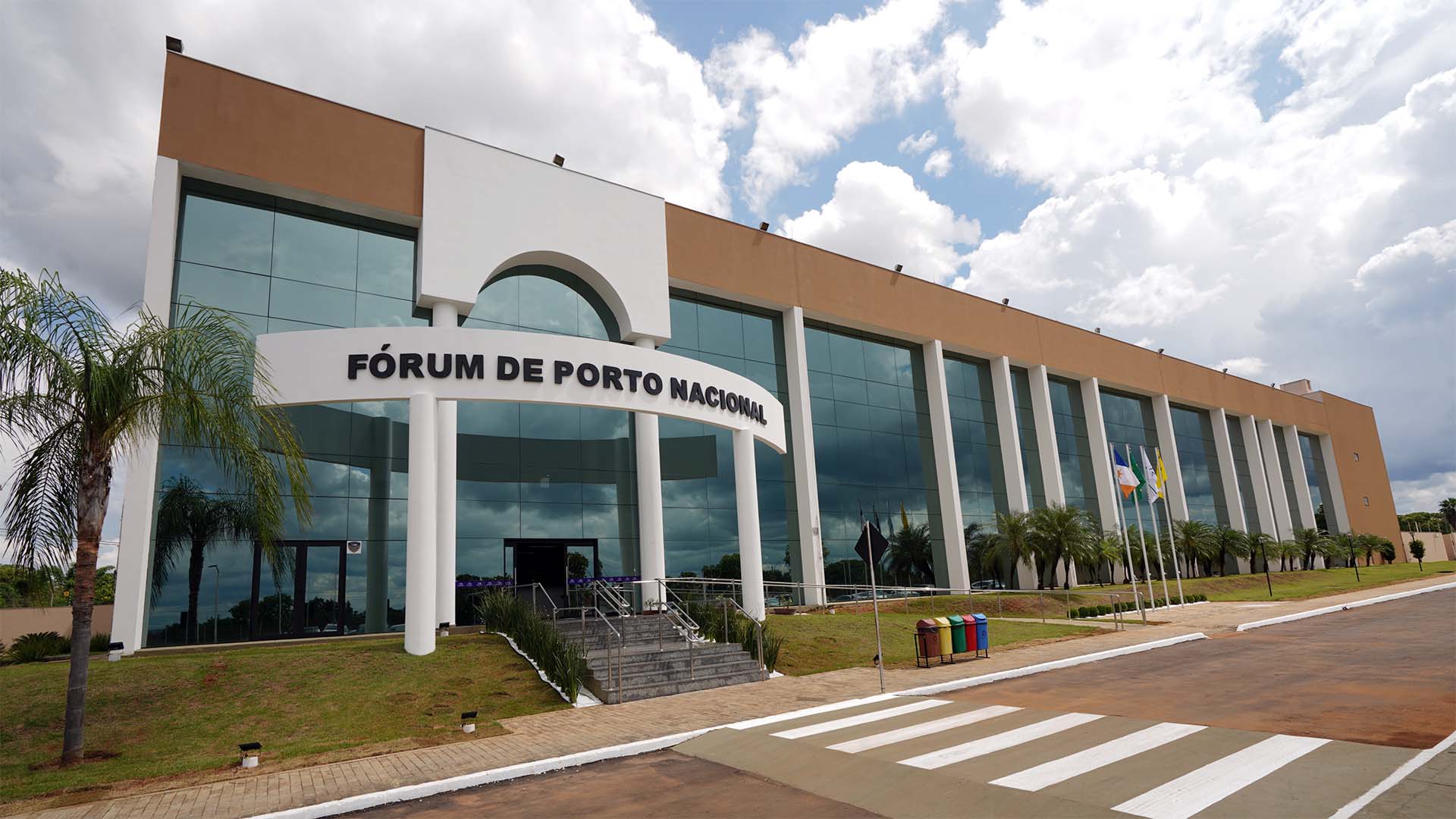 Fachada de prédio de fórum marrom com pele de vidro na cidade de Porto Nacional, Tocantins
