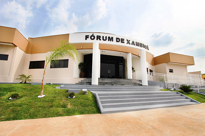Fotografia colorida da fachada do prédio do Fórum de Xambioá