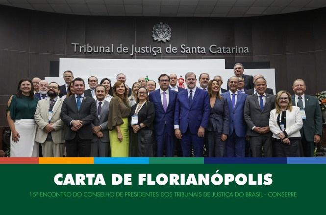 A imagem mostra um grupo de autoridades no auditório do Tribunal de Justiça de Santa Catarina, vestindo trajes formais e posando para a foto. Ao fundo, há o nome do tribunal na parede. Na parte inferior, uma faixa colorida destaca o texto "CARTA DE FLORIANÓPOLIS", referente ao 15º Encontro do Conselho de Presidentes dos Tribunais de Justiça do Brasil - CONSEPRE