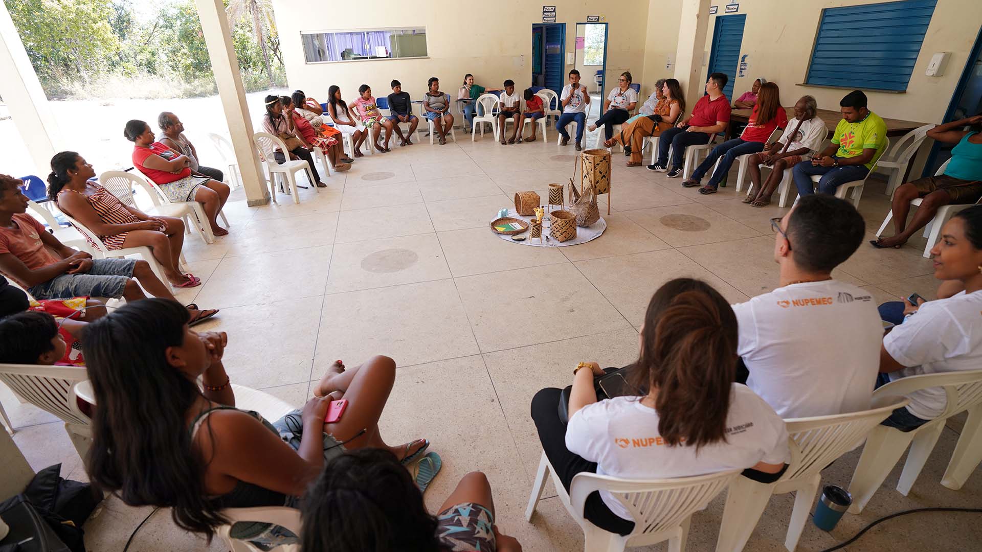 Imagem de indígenas e facilitadores em círculo de diálogo de construção de paz 