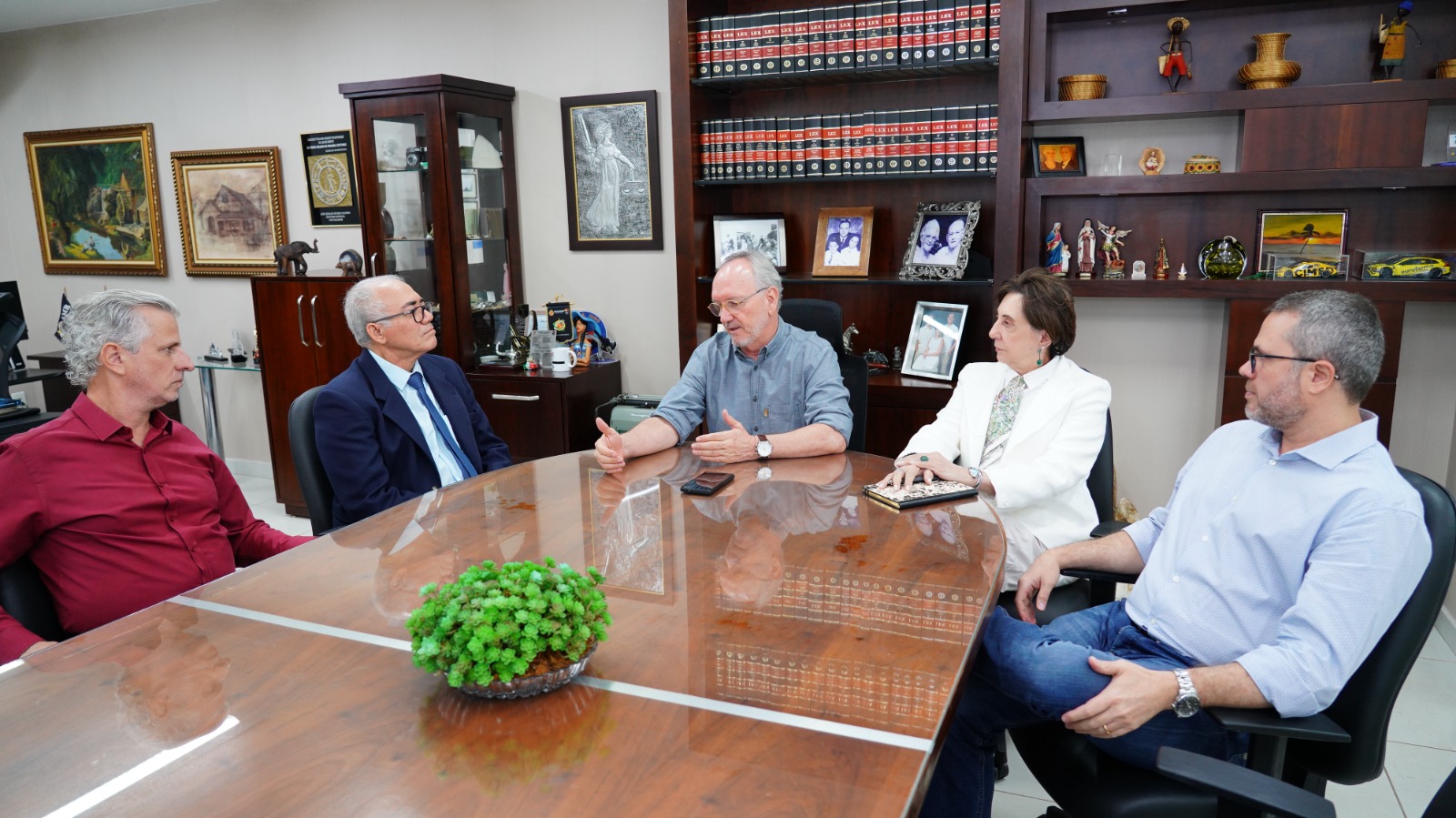 Desembargador Pedro Nelson reunido com juiz Marcelo Laurito ; desembargadora eleita vice-corregedora para o biênio 2027/2029, Ângela Issa Haonat e o juiz Esmar Custódio Vêncio Filho