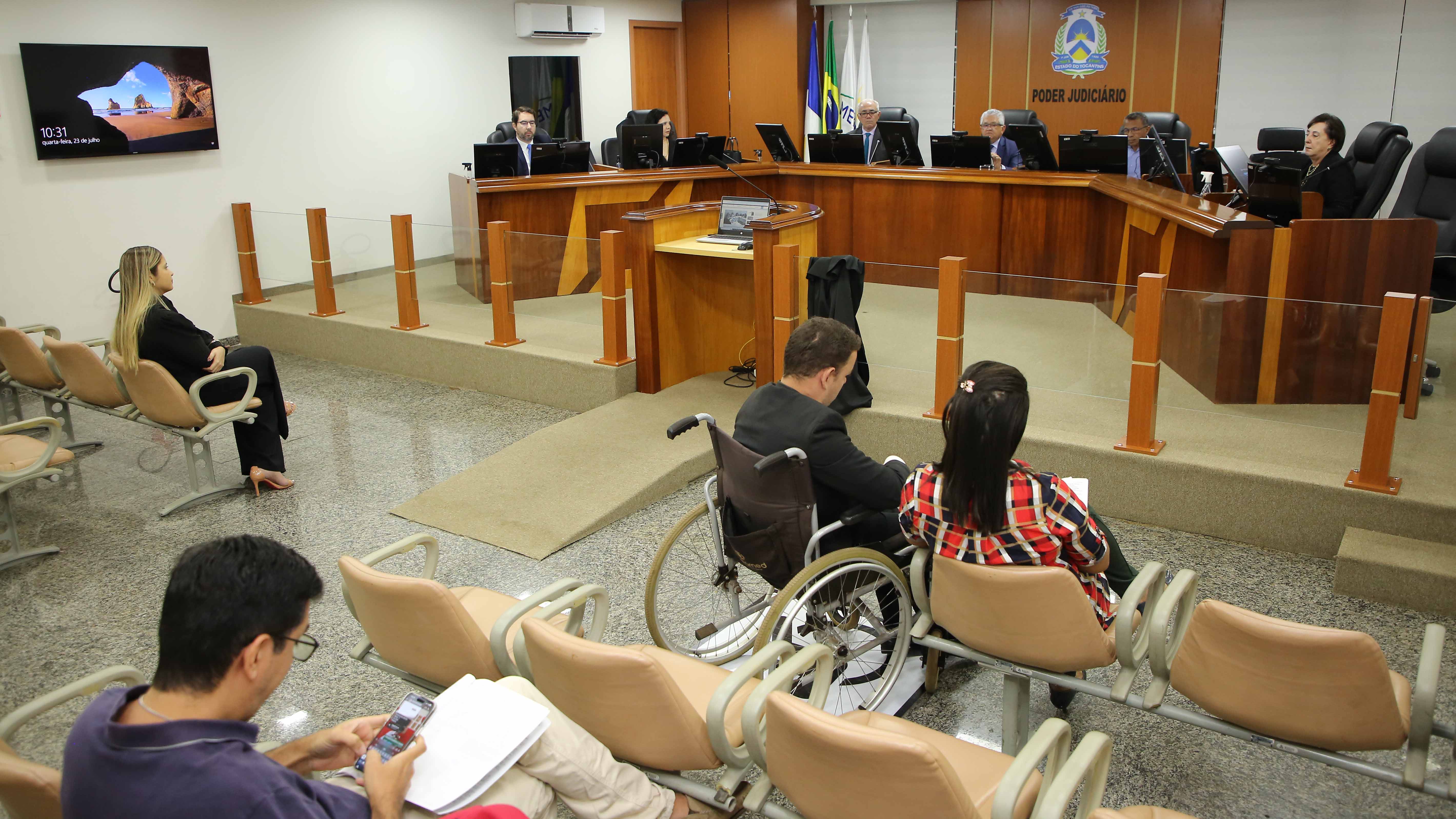 Imagem do auditório da 2ª Câmara Cível com candidatos de concurso na plateia e membros da comissão na mesa de julgamento