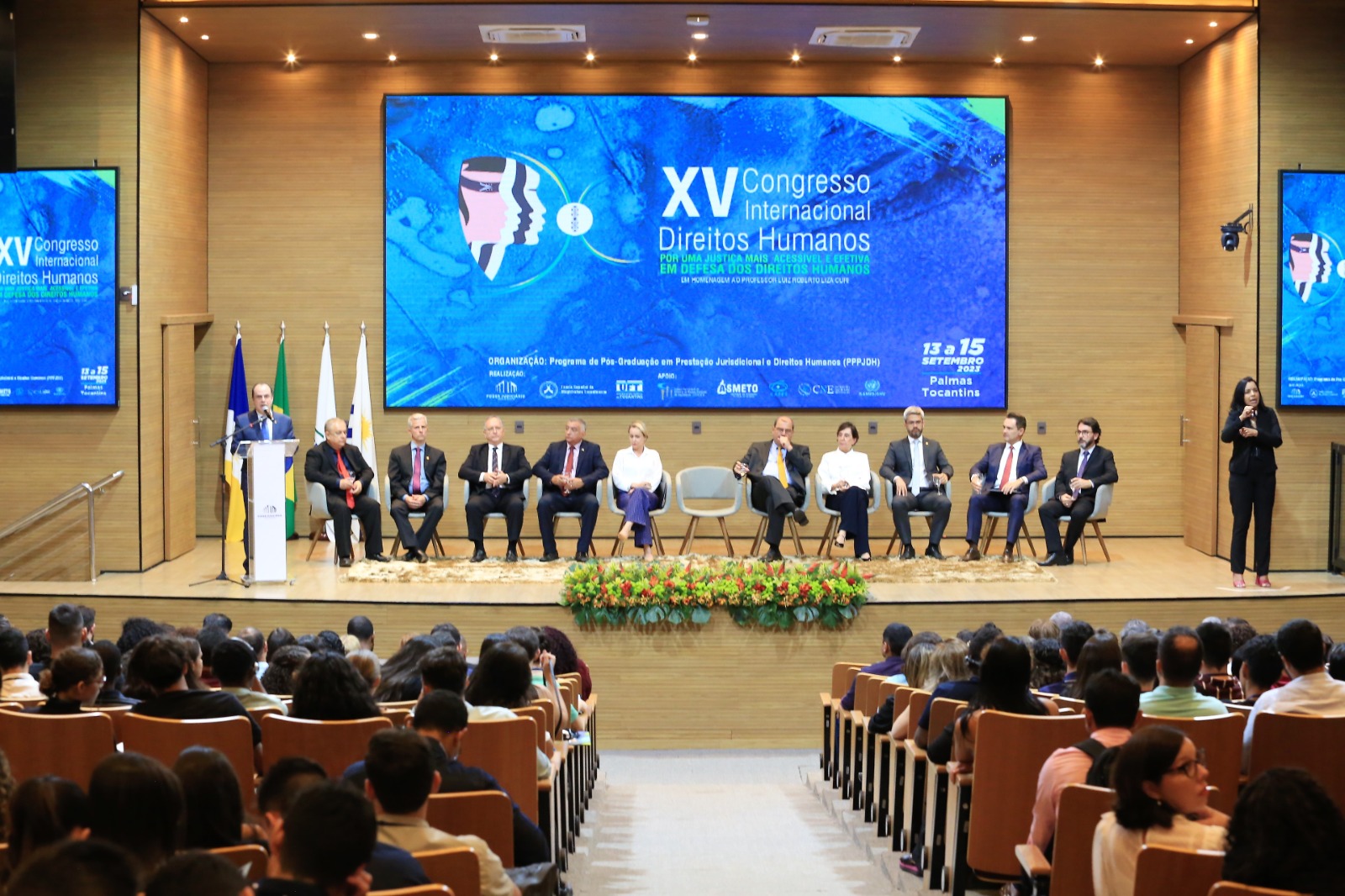 palco do auditório com autoridades sentadas e à esqueda o desembargador Marco Villas Boas fala no pulpito