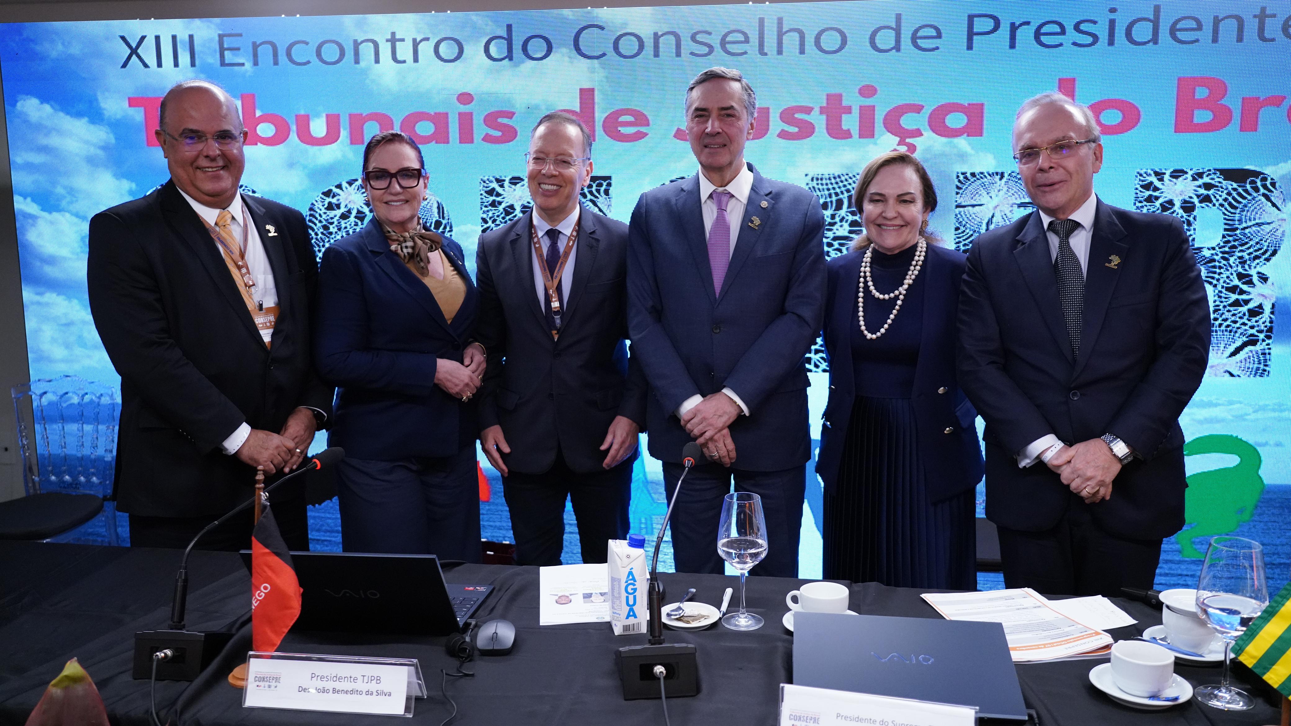 Desembargadora Etelvina Maria Sampaio posando para foto ao lado do ministro Barroso e outros quatro presidentes de tribunais de justiça, durante o XIII Consepre