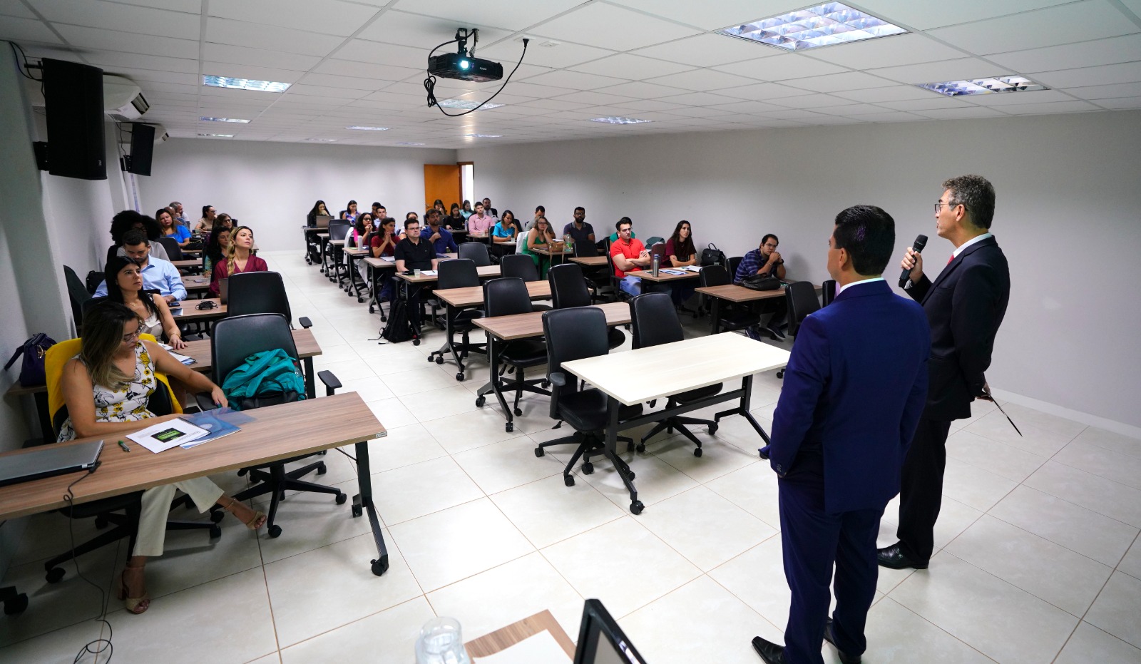 Curso da ESMAT sendo ministrado pelo juiz Thales Flores Taipina