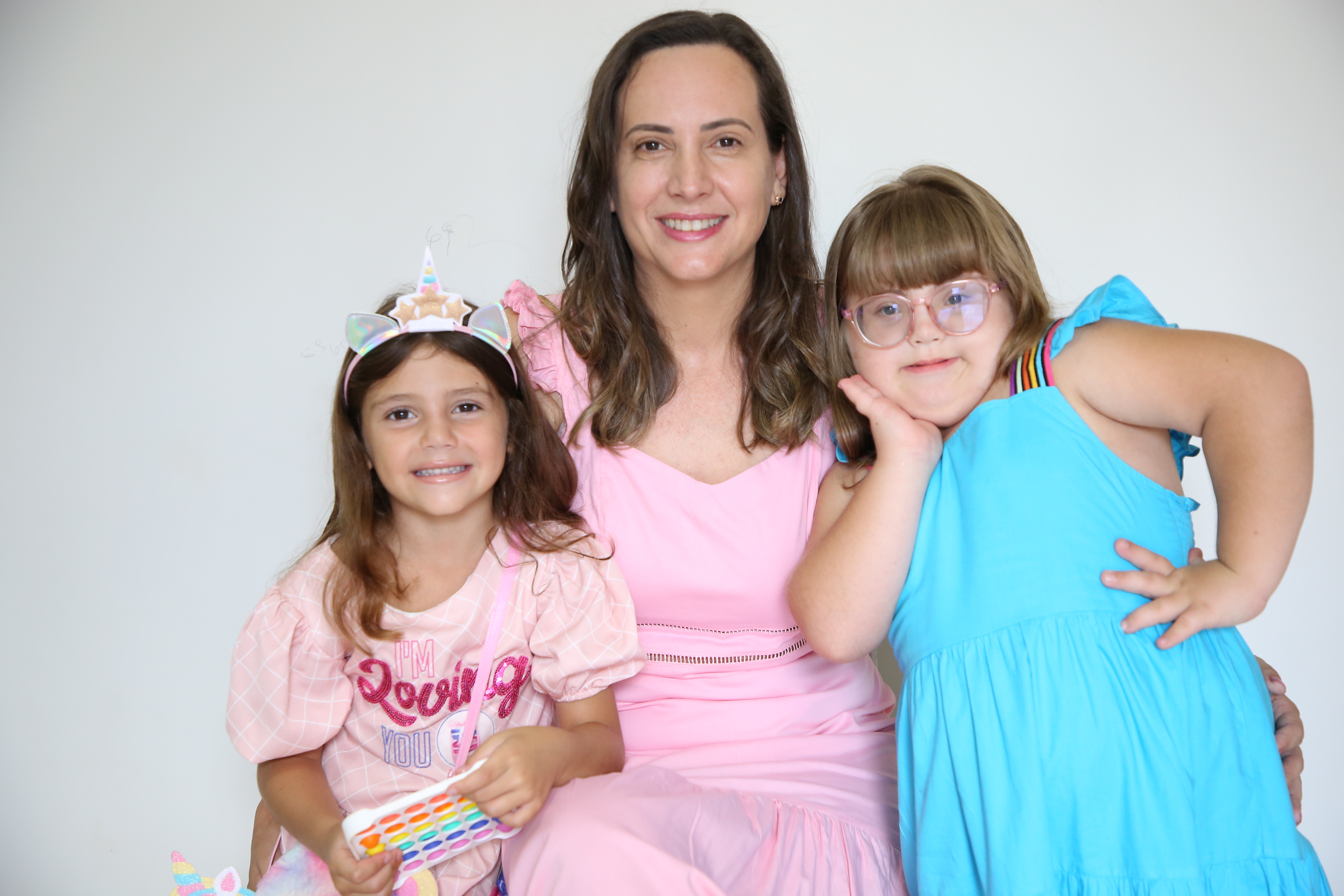 Diana e Clara, ambas de rosa, ao lado de Ana Lara, de vestido azul