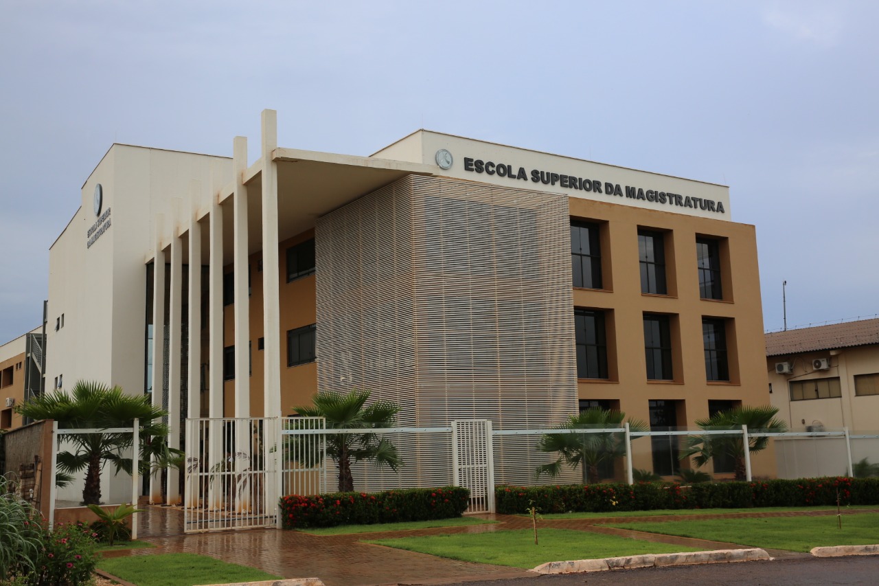 Fachada do prédio da Escola da Magistratura Tocantinense em tons branco e bege