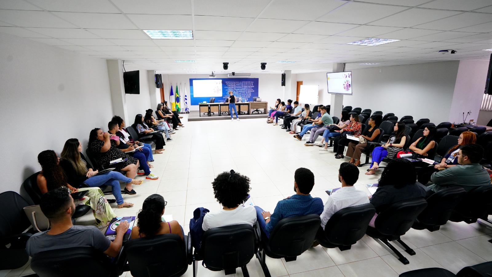 Estagiários do Poder Judiciário reunidos em roda de conversa