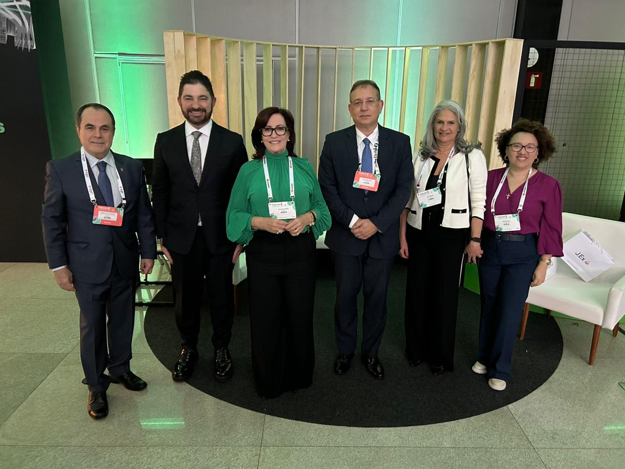 Presidente Etelvina Maria Sampaio Felipe de blusa verde durante o 7ª Expojud