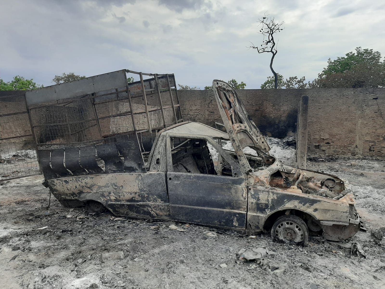 Carro destruído pelas chamas de um incêndio em Porto Nacional