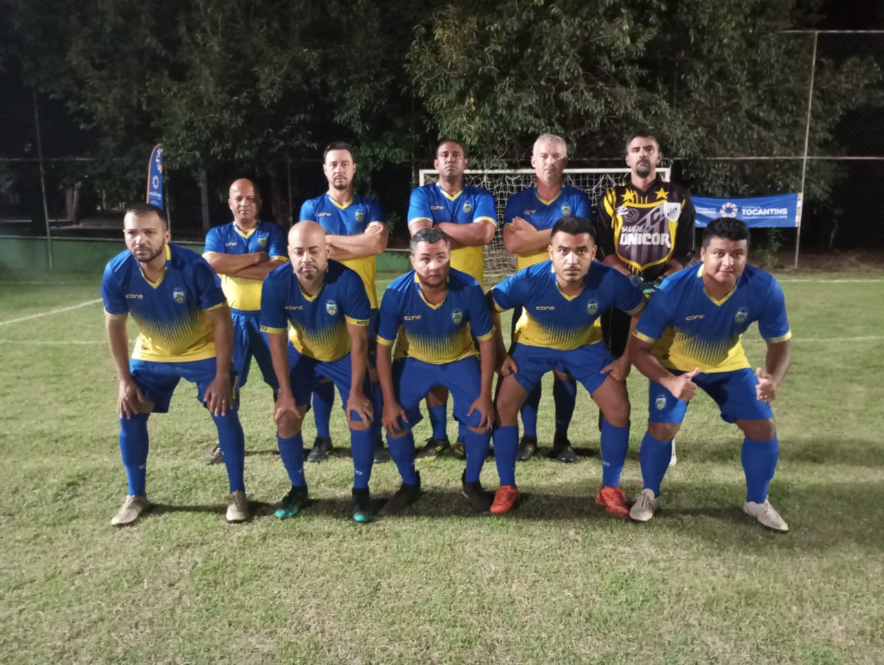 Servidores do TJTO posando para foto durante partida de futebol