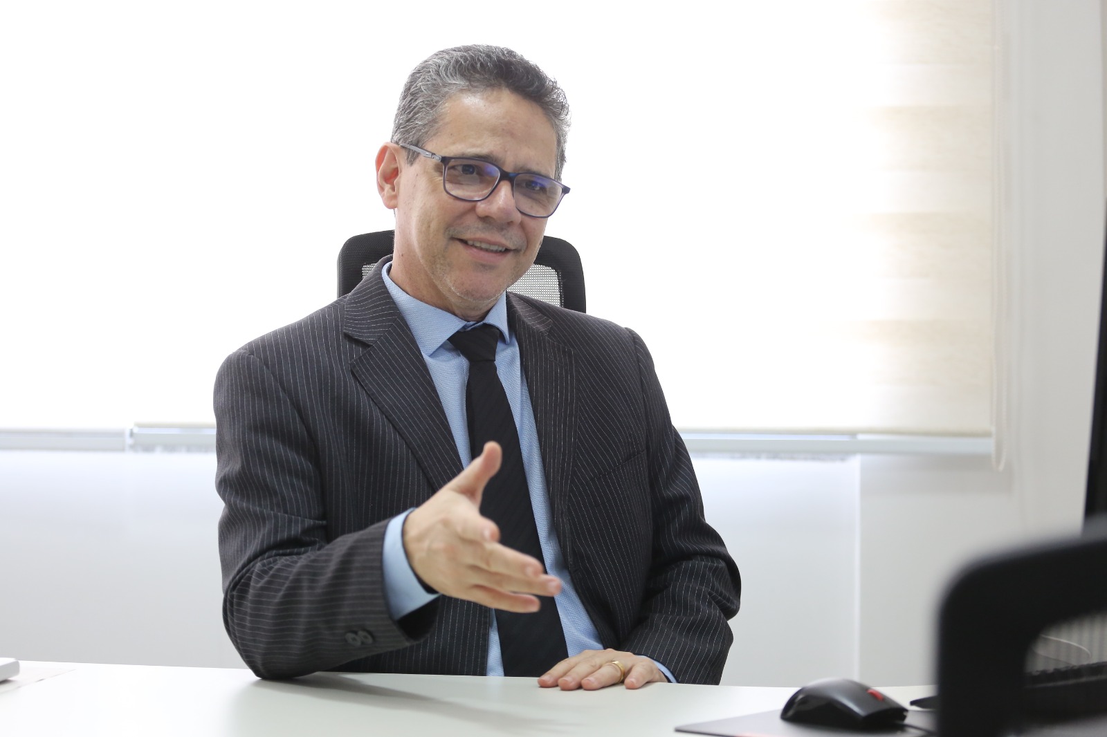 Juiz Adriano, de terno e gravata pretos