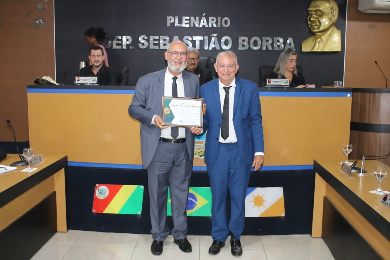 Juiz Marco Antonio posando para foto ao receber título com o Vereador Branquinho
