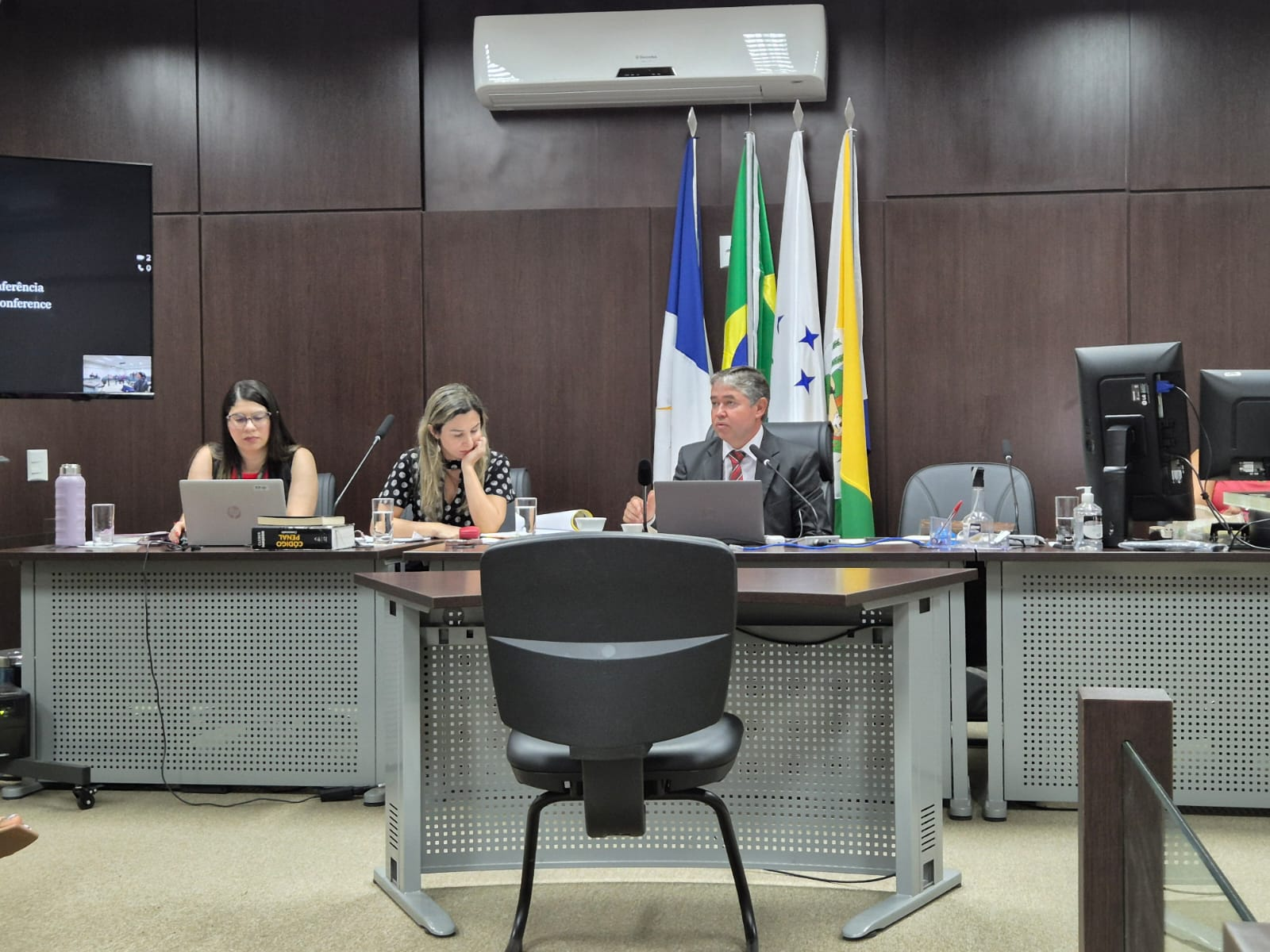 Imagem mostra o juiz e servidores sentados em suas mesas no salão do tribunal do júri de Natividade