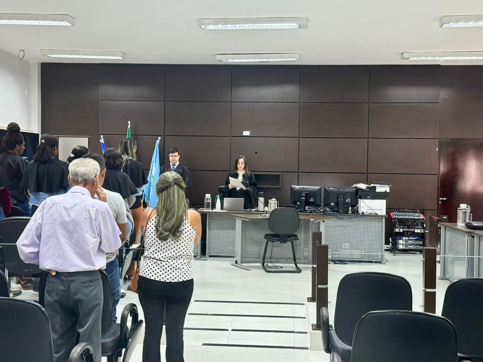 Imagem mostra pessoas presentes ao tribunal do Júri na comarca de Palmeirópolis que condenou pecuarista pela morte da ex com pena fixada em 14 anos de prisão