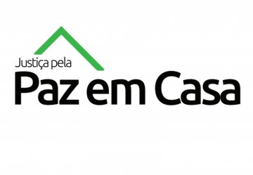Imagem em fundo branco com o nome "Paz em Casa" em letras maiúsculas e pretas e com a frase "Justiça pela" em letras menores; em cima do nome,  um triângulo verde aponta para cima, no topo do nome.