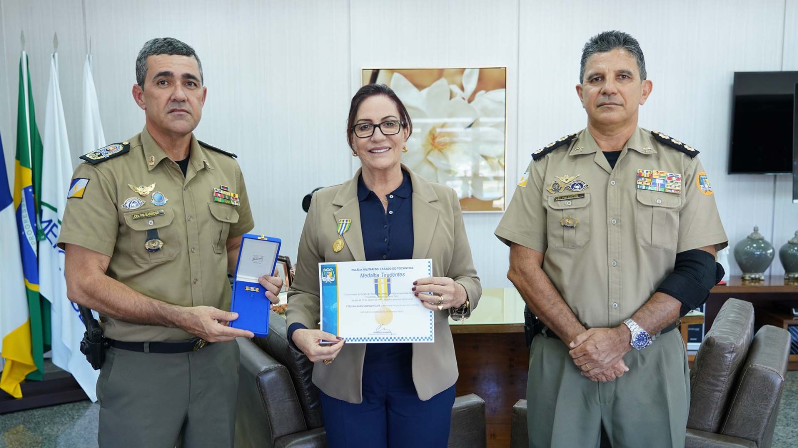 Presidente do Tribunal de Justiça Etelvina Maria Sampaio Felipe recebendo a Medalha Tiradentes do coronel Jaizon Veras Barbosa e do coronel PM Márcio Antônio Barbosa de Mendonça
