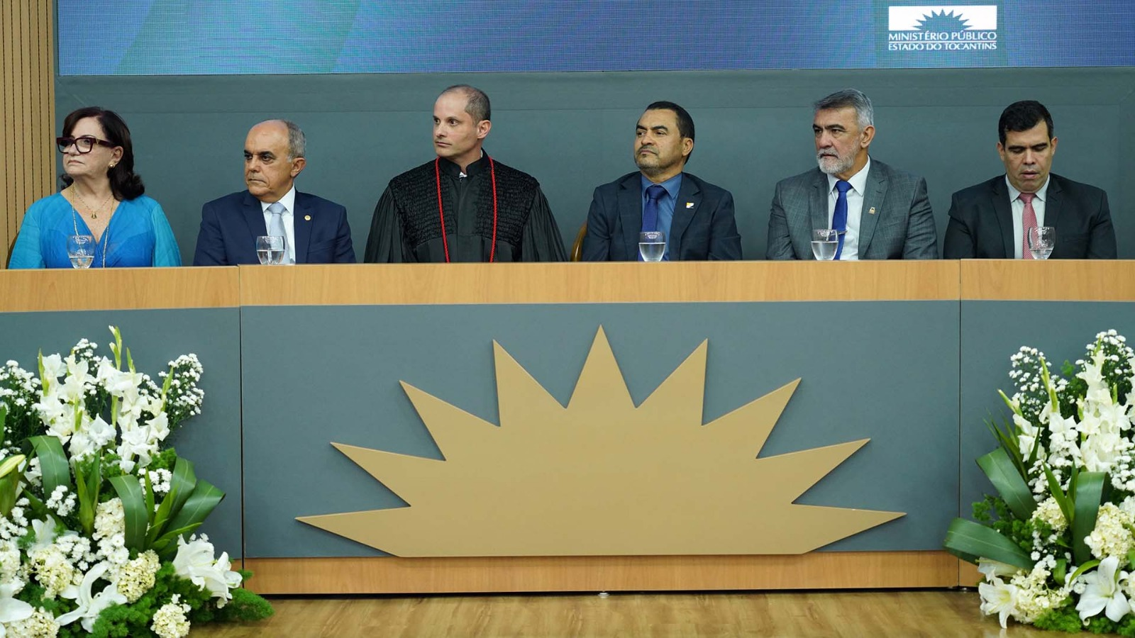 Autoridades à mesa de honra na posse do novo procurador-geral de Justiça