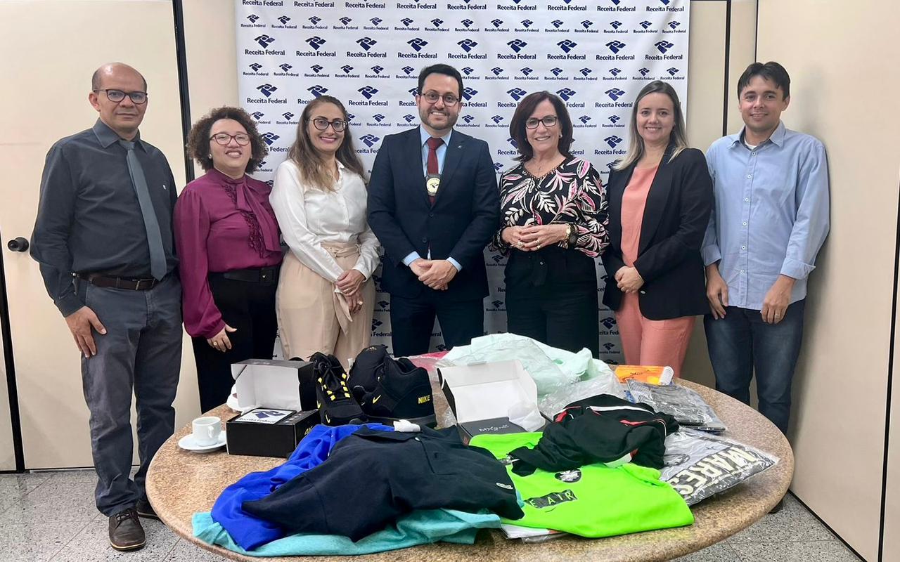 Desembargadora Etelvina em pé, ao lado do delegado da Receita Federal, Ricardo Wagner Magalhães, da juíza Rosa Maria Rossi, da chefe de gabinete Jeane Justino, da diretora-geral Gizelson Monteiro, e do delegado adjunto da Receita Éder Chaves 