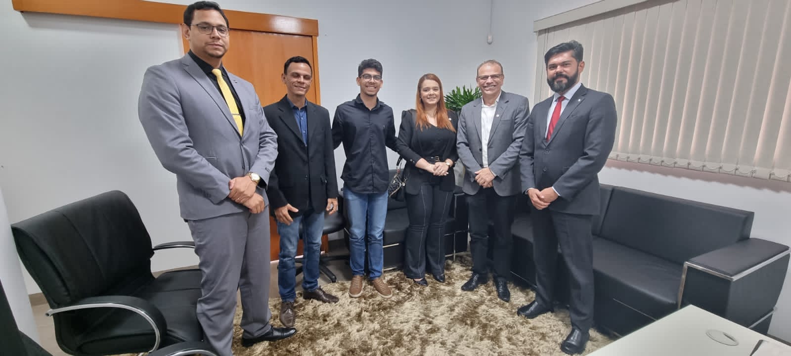 Comitiva da OAB em pé ao lado do juiz Wellington Magalhães (em pé à direita)