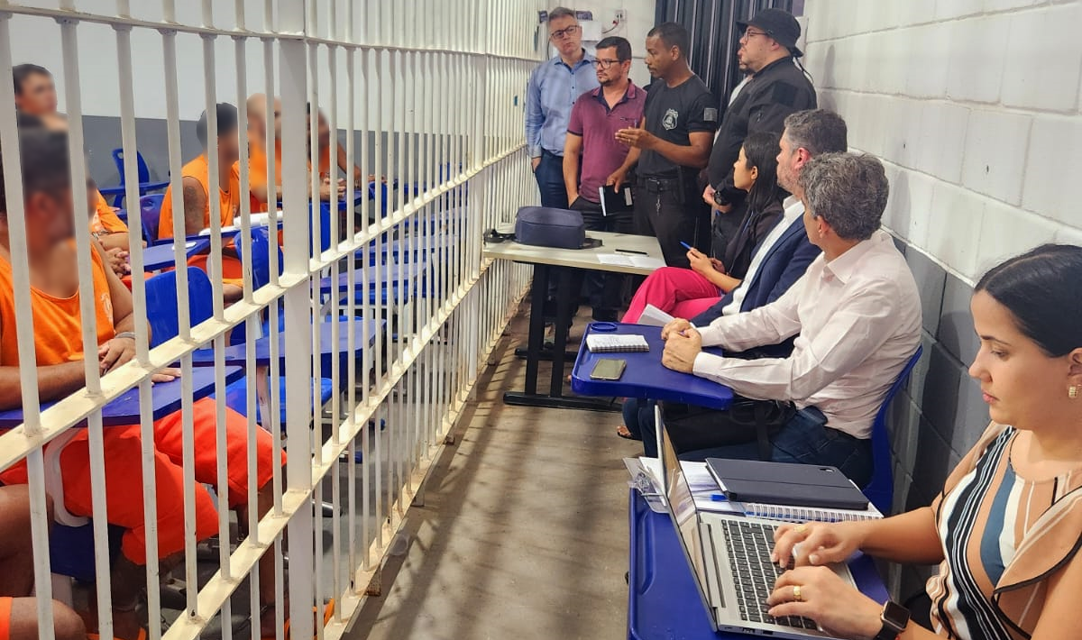 Reunião entre o juiz Allan Martins, autoridades e detentos da unidade prisional de Palmas