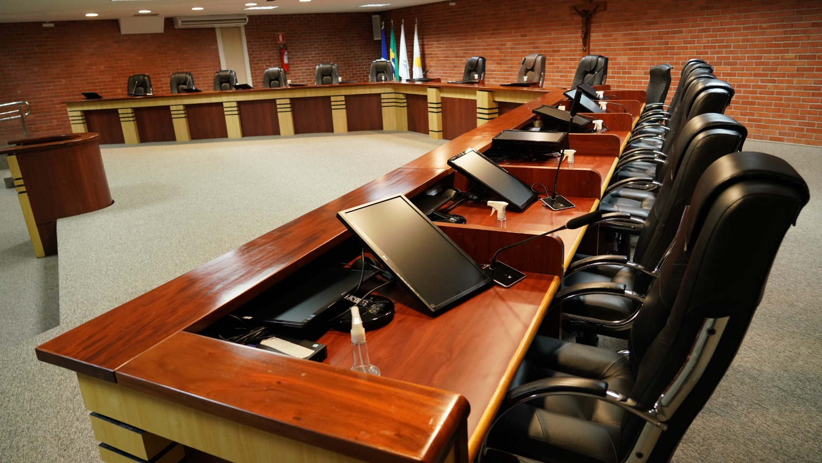 Imagem mostra a sala de sessões do Tribunal Pleno com as cadeiras vazia